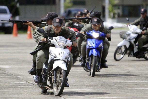thai scooter cops 1.jpg (72 KB)